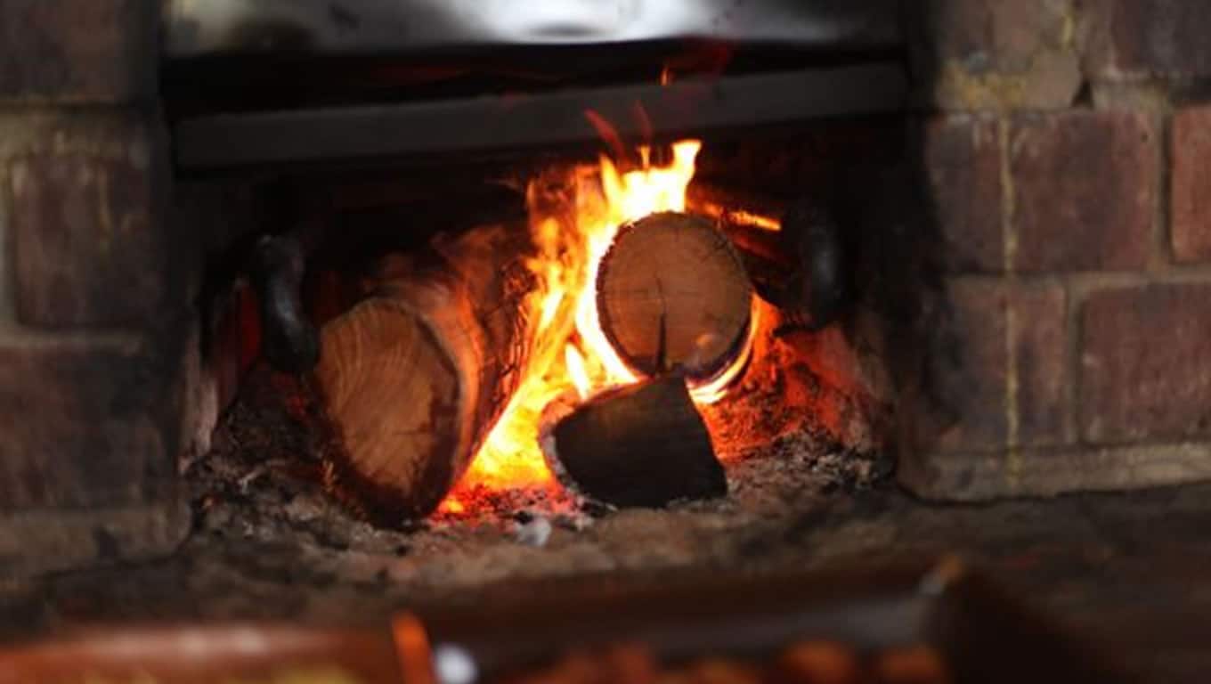 Ele disse à polícia que precisou voltar à casa a cada duas horas para colocar mais lenha no fogão.
