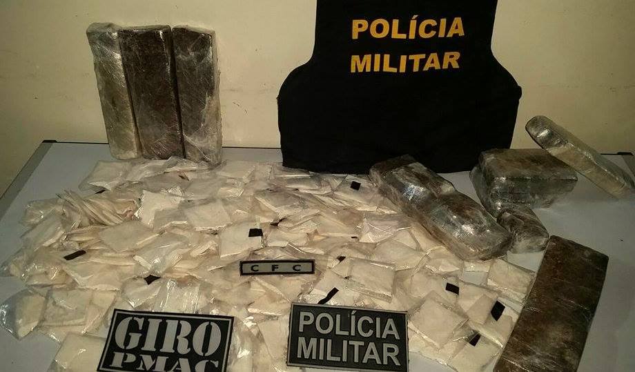 Droga Sena Madureira (1) Produto ilícito estava escondido debaixo do banco traseiro e também no pneu de estepe (Fotos: Divulgação PMAC)