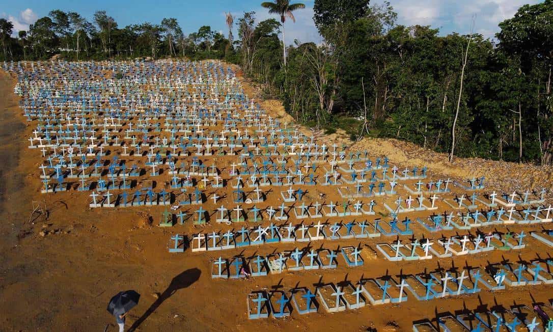 x91001557_FILES-This-file-photo-taken-on-November-21-2020-shows-an-aerial-view-of-the-burial-site.jpg.pagespeed.ic.yHgmy_31ZV Foto: Michael Dantas/AFP
