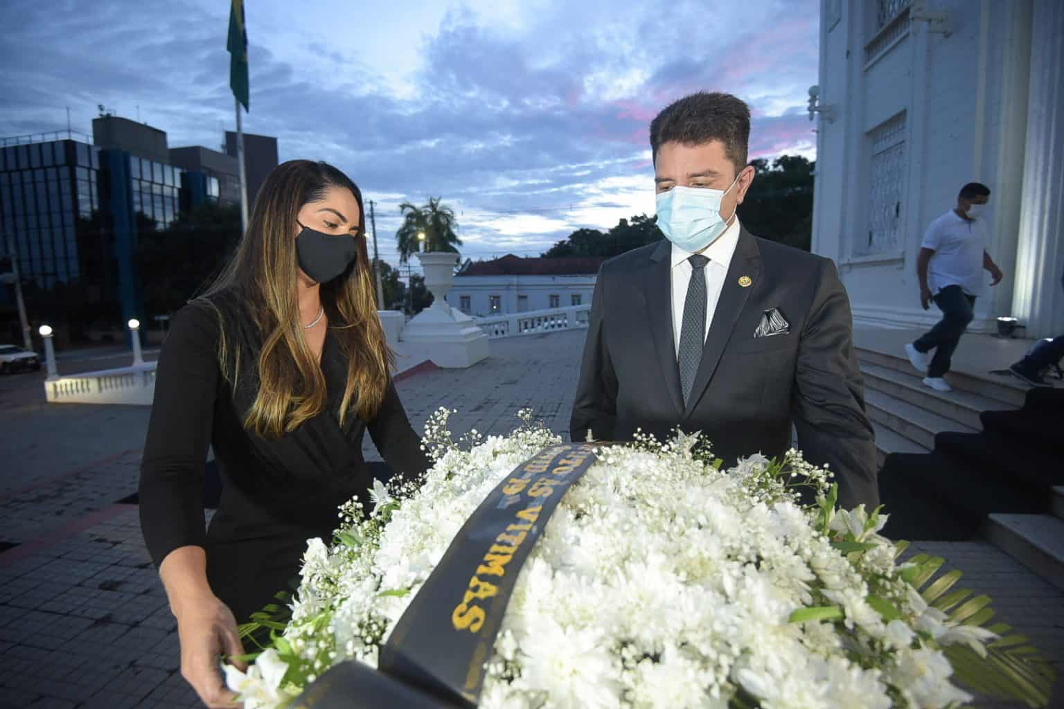 Em ato fúnebre, governador Gladson Cameli e primeira-dama do Estado, Ana Paula Cameli, depositam coroa de flores em respeito às vítimas de Covid-19 no Acre (Foto: Diego Gurgel/Secom)