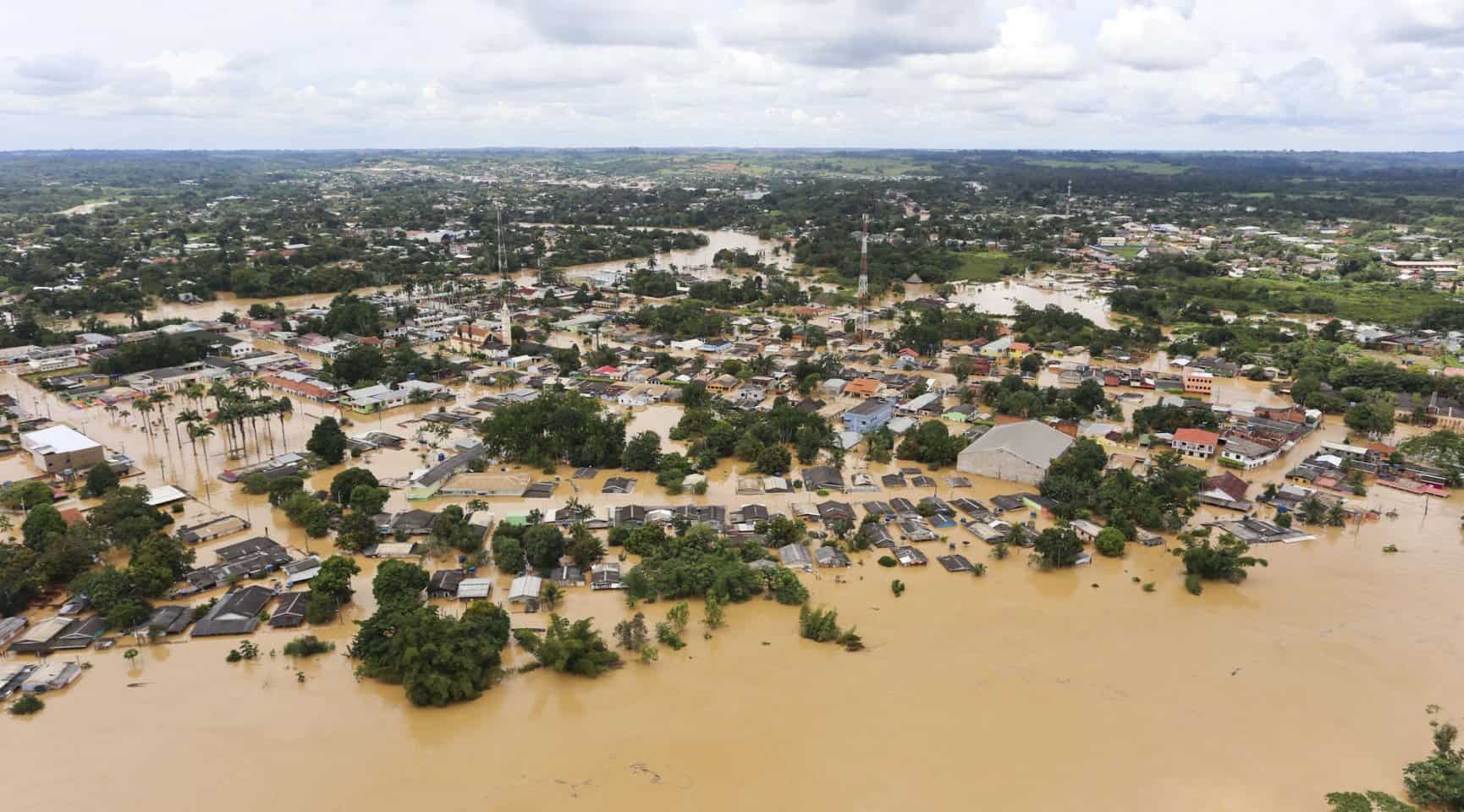 Governador garante apoio efetivo ao Alto Acre Foto: Gleilson Miranda/Secom
Brasileia (Acre) O governador Tião Viana está, neste domingo, 22, no Alto Acre para acompanhar a situação da enchente do Rio Acre que atinge a região. Em coletiva de imprensa, realizada em Brasileia, Tião Viana declarou apoio efetivo ao Alto Acre e agradeceu a força integrada do Estado com o governo federal, parlamento, prefeituras e demais envolvidos. Nós temos mais de 10 secretarias de governo prestando apoio à Brasileia. Já foi decretado estado de emergência e nesta segunda a equipe da Defesa Civil Nacional deve chegar à cidade para observar a situação de emergência e avaliar se a situação evolui para calamidade ou não. Brasileia precisa de cuidados e atenção, nosso papel é achar caminhos e soluções para a cidade, afirmou o governador. Segundo a Defesa Civil, cerca de 600 famílias estão desabrigadas e 10 bairros foram atingidos pelas águas. O órgão informou ainda que a 25 quilômetros de Brasileia, em linha reta, o rio teve uma redução das águas, o que pode resultar num sinal de estabilização entre 17 ou 18 horas deste domingo. Contudo, a expectativa meteorológica é de chuva até quarta-feira,25.