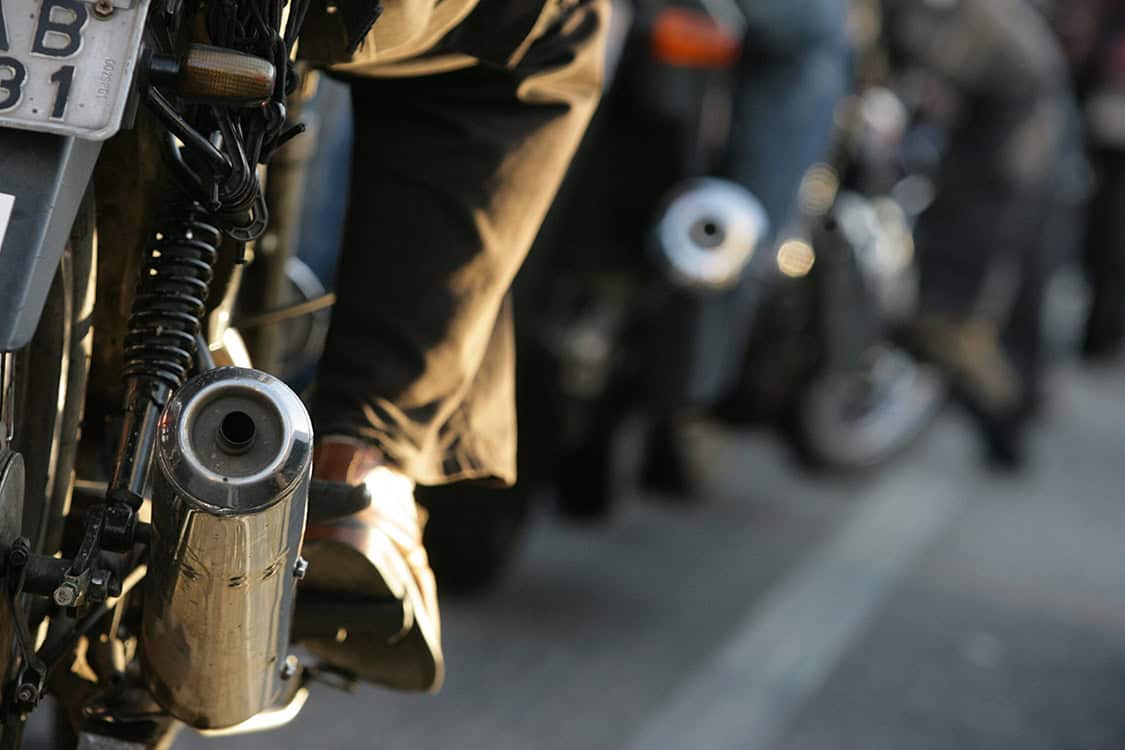 Fila de motoboys em uma rua. Foto: Folhapress