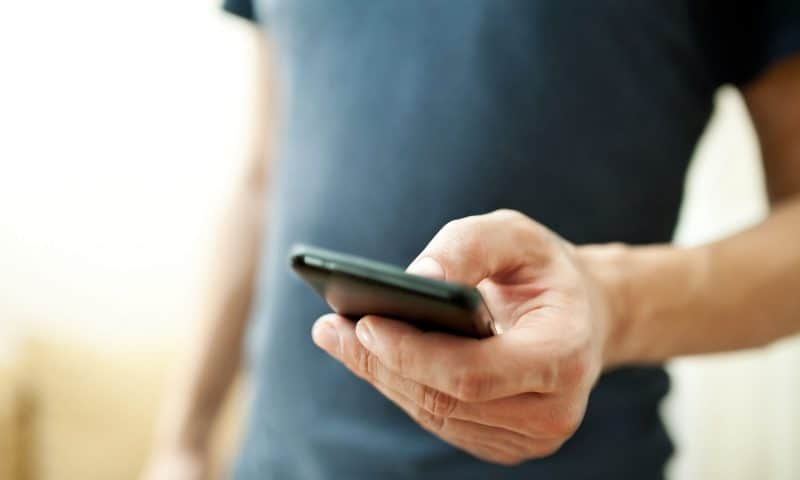 com-o-celular-na-mão-1-scaled-osur25zdaza2pampz1e6ne2q7jc4xonjwfxfvinidc