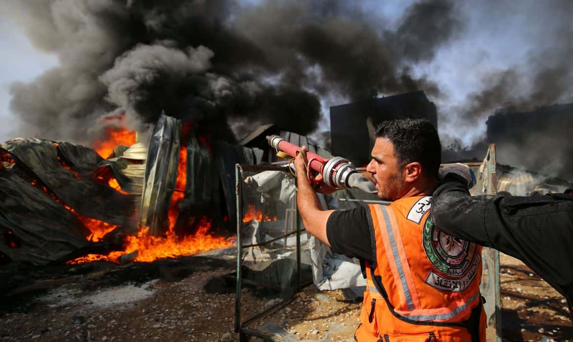 2021-05-17t110509z_1_lynxnpeh4g0h4_rtroptp_4_israel-palestinians Foto: REUTERS/Ashraf Abu Amrah/Direitos reservados