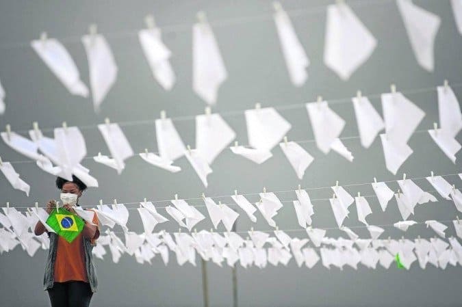 No Rio de Janeiro, 600 lenços foram distribuídos na praia de Copacabana em memória aos mortos pela pandemia no país - (crédito: MAURO PIMENTEL)