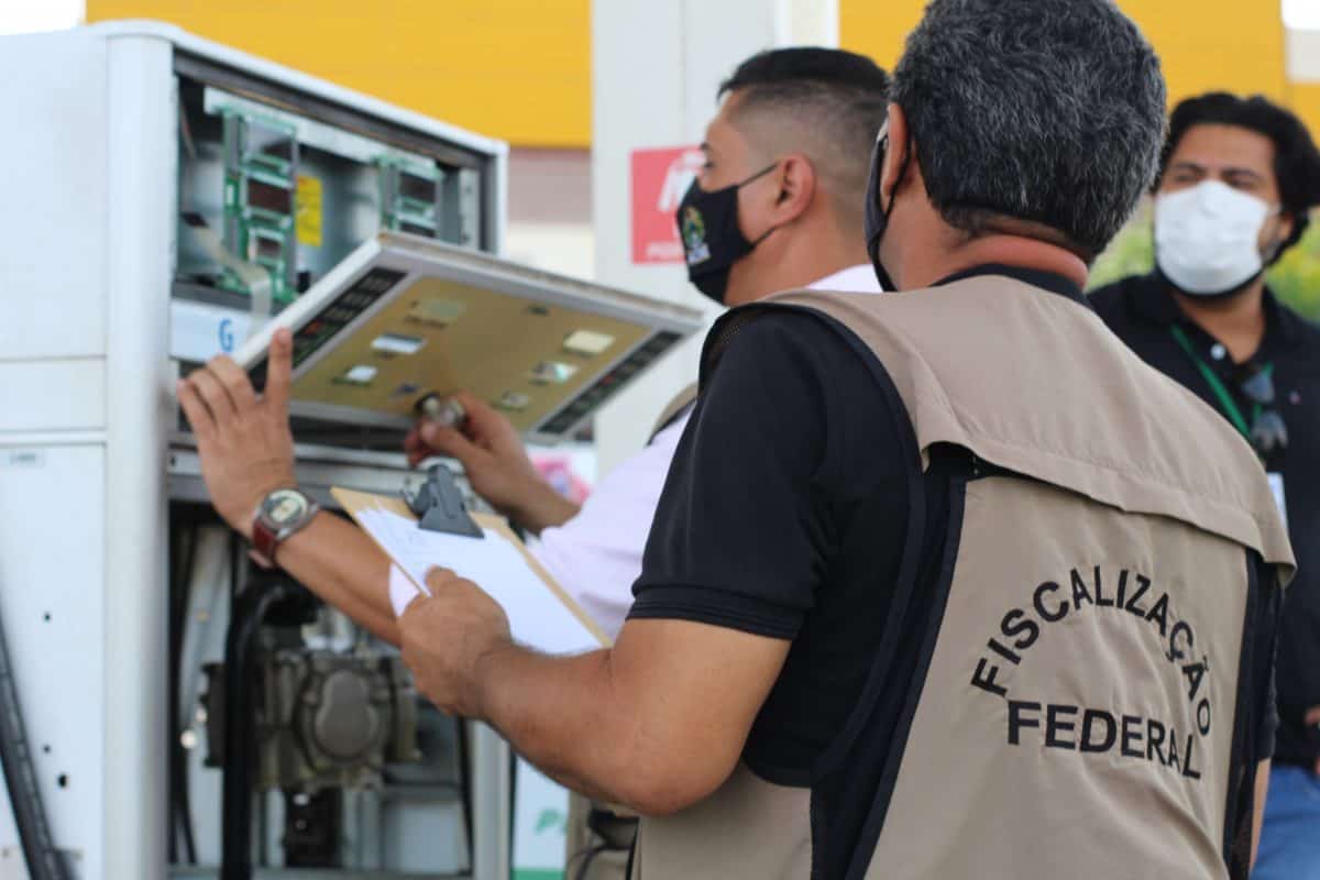 FISCALIZAÇÃO Nesta semana, os agentes fiscais estão averiguando os revendedores de combustíveis em Cruzeiro do Sul e Rio Branco. Foto: Rosi Sabóia/Ipem