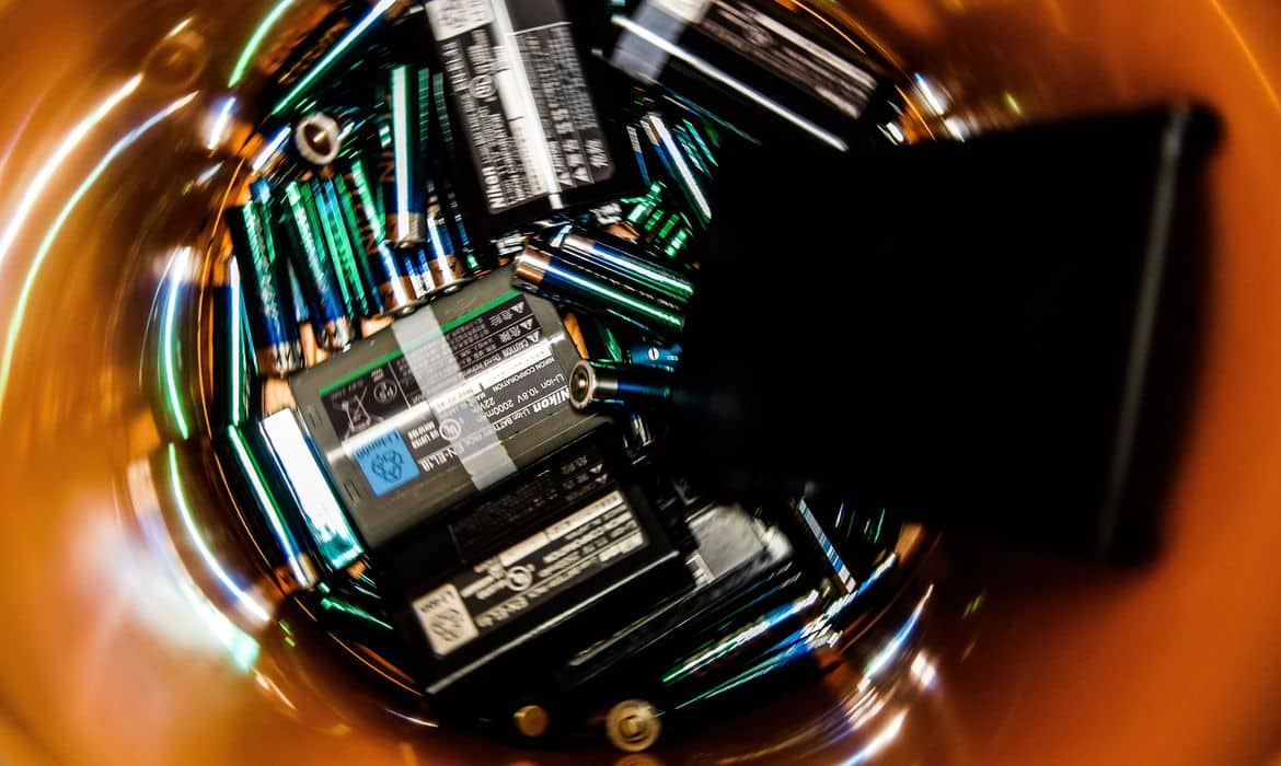 Lixo eletrônico, pilhas, baterias. Foto: Marcello Casal/Agência Brasil