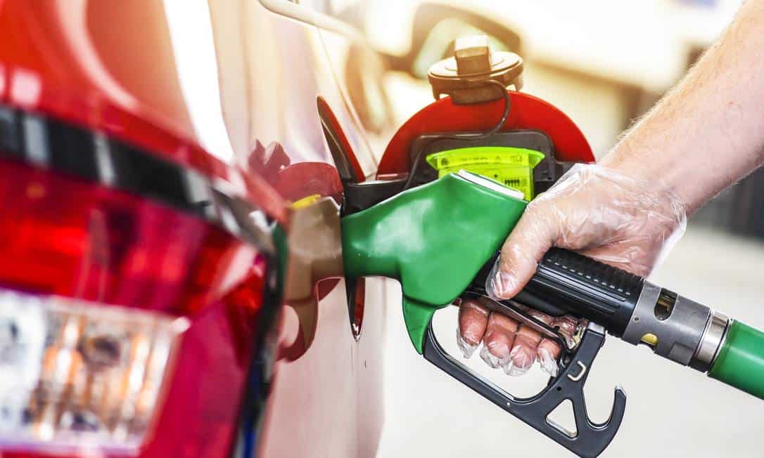x94445620_Man-holding-pump-and-refueling-gasoline-at-gas-stationPetrol-filling-into-car-tank..jpg.pagespeed.ic.yyVNr-Hito x94445620_Man-holding-pump-and-refueling-gasoline-at-gas-stationPetrol-filling-into-car-tank..jpg.pagespeed.ic.yyVNr-Hito
