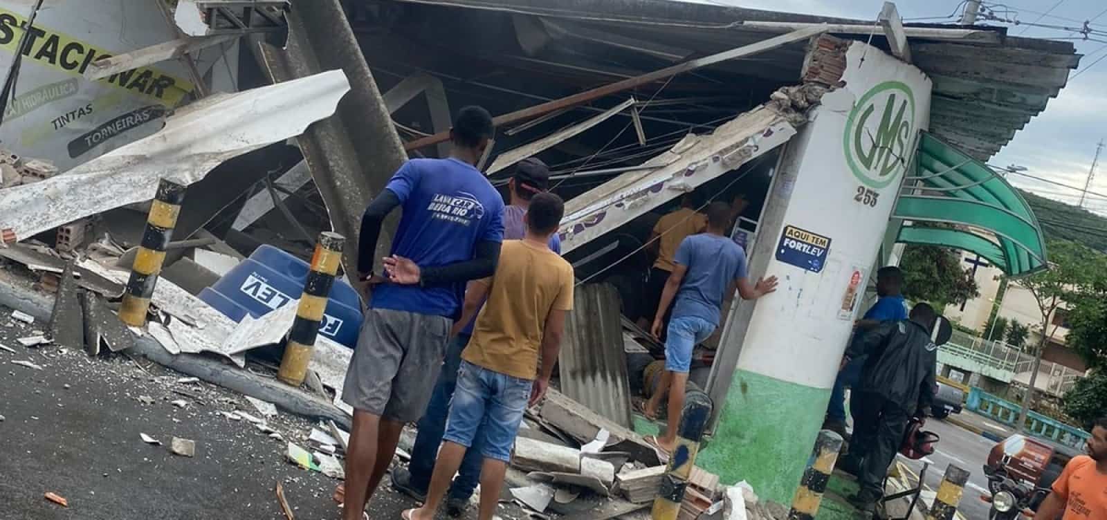 116964,motorista-embriagado-invade-loja-com-caminhonete-e-mata-duas-pessoas-em-jacobina-3