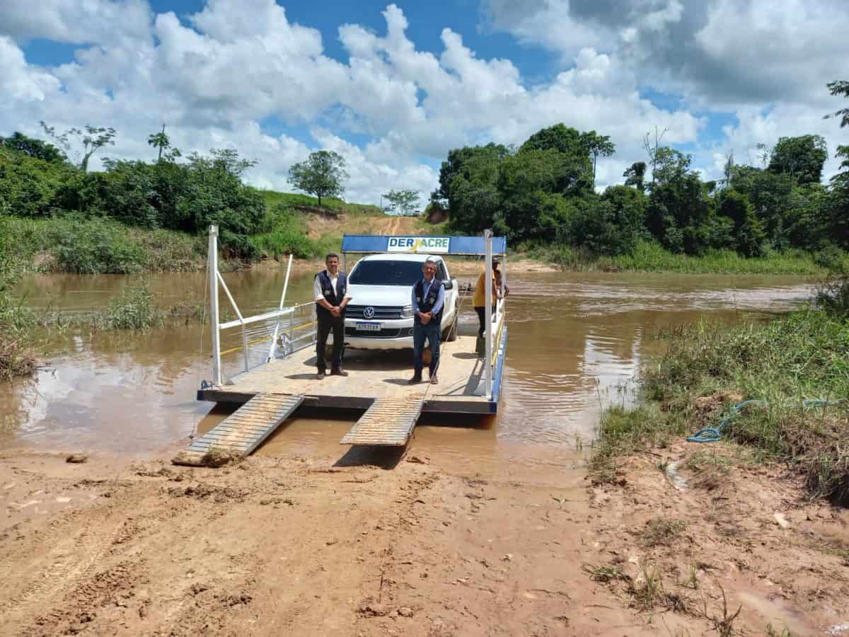 49FDF134-18AC-471F-8846-8E2E5A021515 Tony Roque e Ronan Fonseca estiveram presentes na entrega da balsa. Foto: Ascom/Deracre