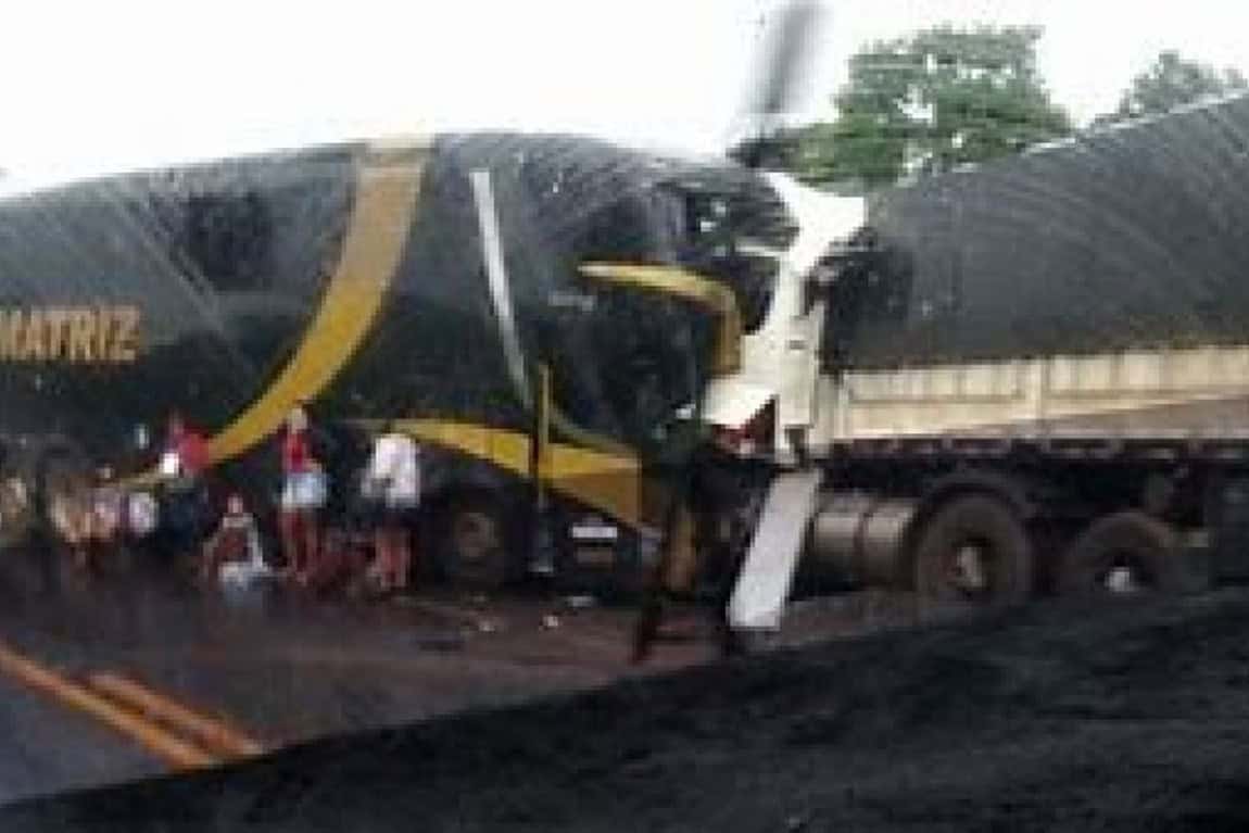 colisao-entre-onibus-e-carreta-deixa-ao-menos-tres-mortos-na-br-364-61aa2398c0053