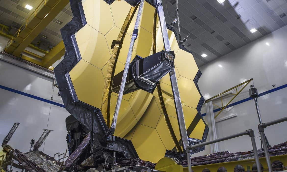 nasa_sophia_roberts_direitos_reservados01012100995 This is NASA’s $10 billion undergoing an important unfolding test.The space agency announced 31 March that the James Webb Space Telescope full mirror deployment was a success.In order to perform ground-breaking science, Webb’s primary mirror needs to be so large that it cannot fit inside any rocket available in its fully extended form. Like the art of origami, Webb is a collection of movable parts employing applied material science that have been specifically designed to fold themselves to a compact formation that is considerably smaller than when the observatory is fully deployed. This allows it to just barely fit within a 16-foot (5-meter) payload fairing, with little room to spare.“Deploying both wings of the telescope while part of the fully assembled observatory is another significant milestone showing Webb will deploy properly in space. This is a great achievement and an inspiring image for the entire team,” said Lee Feinberg, optical telescope element manager for Webb at NASA’s Goddard Space Flight Center in Greenbelt, Maryland.The test was performed in early March. Launch date is scheduled for 30 March 2021.Where: United States
When: 05 Mar 2020
Credit: Cover Images/NASA/Sophia Roberts**Editorial use only
VIDEO AVAILABLE: info@cover-images.com**