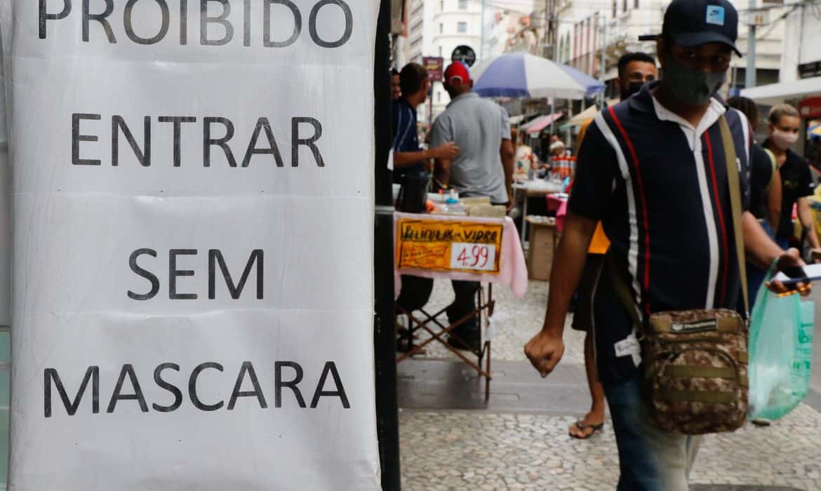 Movimentação de pessoas no centro da cidade no primeiro dia de flexibilização do uso de máscaras ao ar livre no Estado do Rio de Janeiro.
