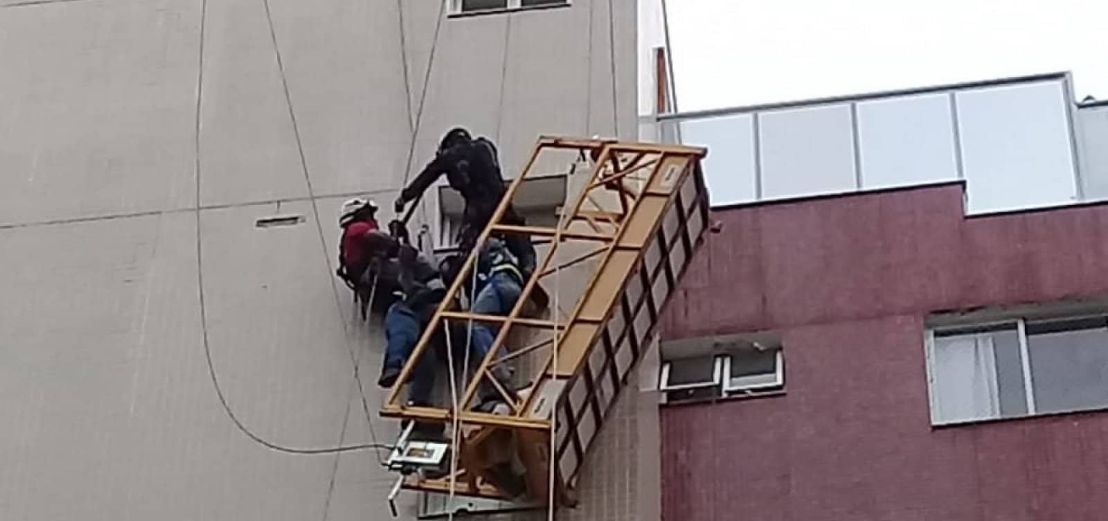 118239,cabo-de-aco-rompe-e-homens-sao-resgatados-a-35-metros-de-altura-3