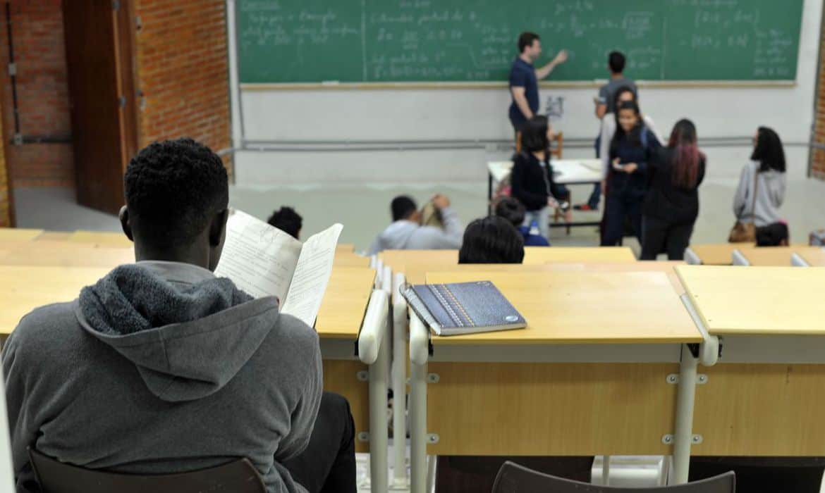 UnB foi a primeira universidade federal a adotar sistema de cotas raciaisUnB reserva vagas para negros desde o vestibular de 2004Percentual de negros com diploma cresceu quase quatro vezes desde 2000, segundo IBGE