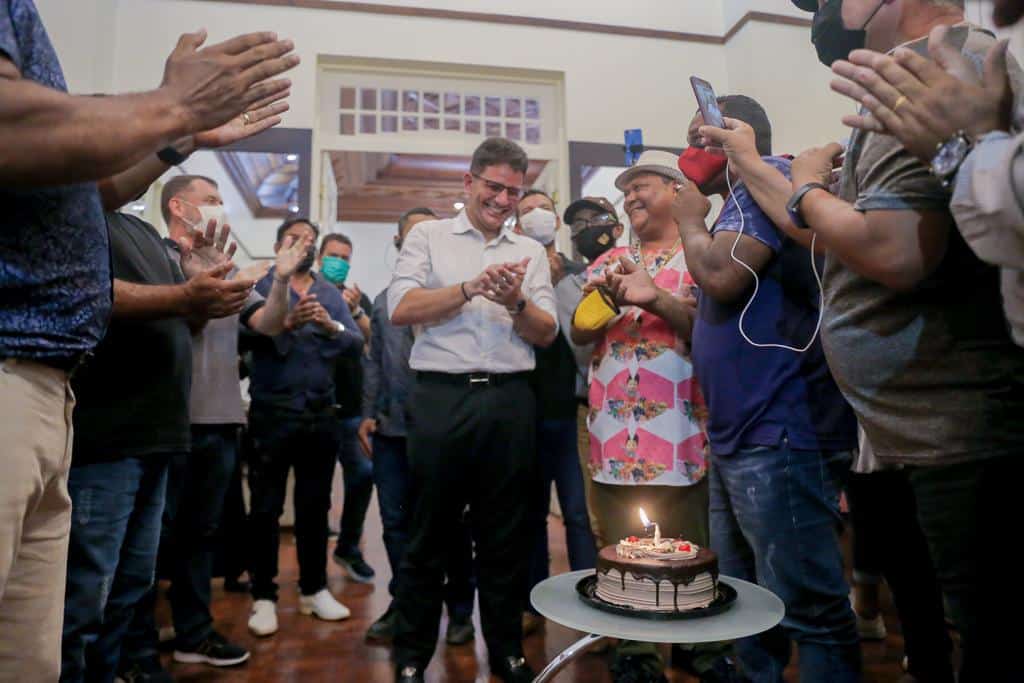 Ao final do encontro, o governador comemorou o dia com os líderes comunitários. Foto: Neto Lucena