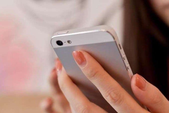 1_detalhe_de_mao_de_mulher_segurando_um_telefone_celular_1_49275-7269584 Foto: Creative/Commons/Divulgação