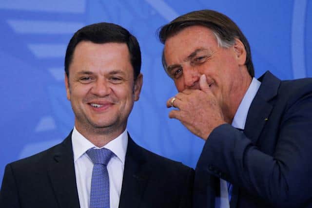 Bolsonaro conversa com o ministro da Justiça Anderson Torres durante cerimônia em Brasília. Foto: Adriano Machado/Reuters