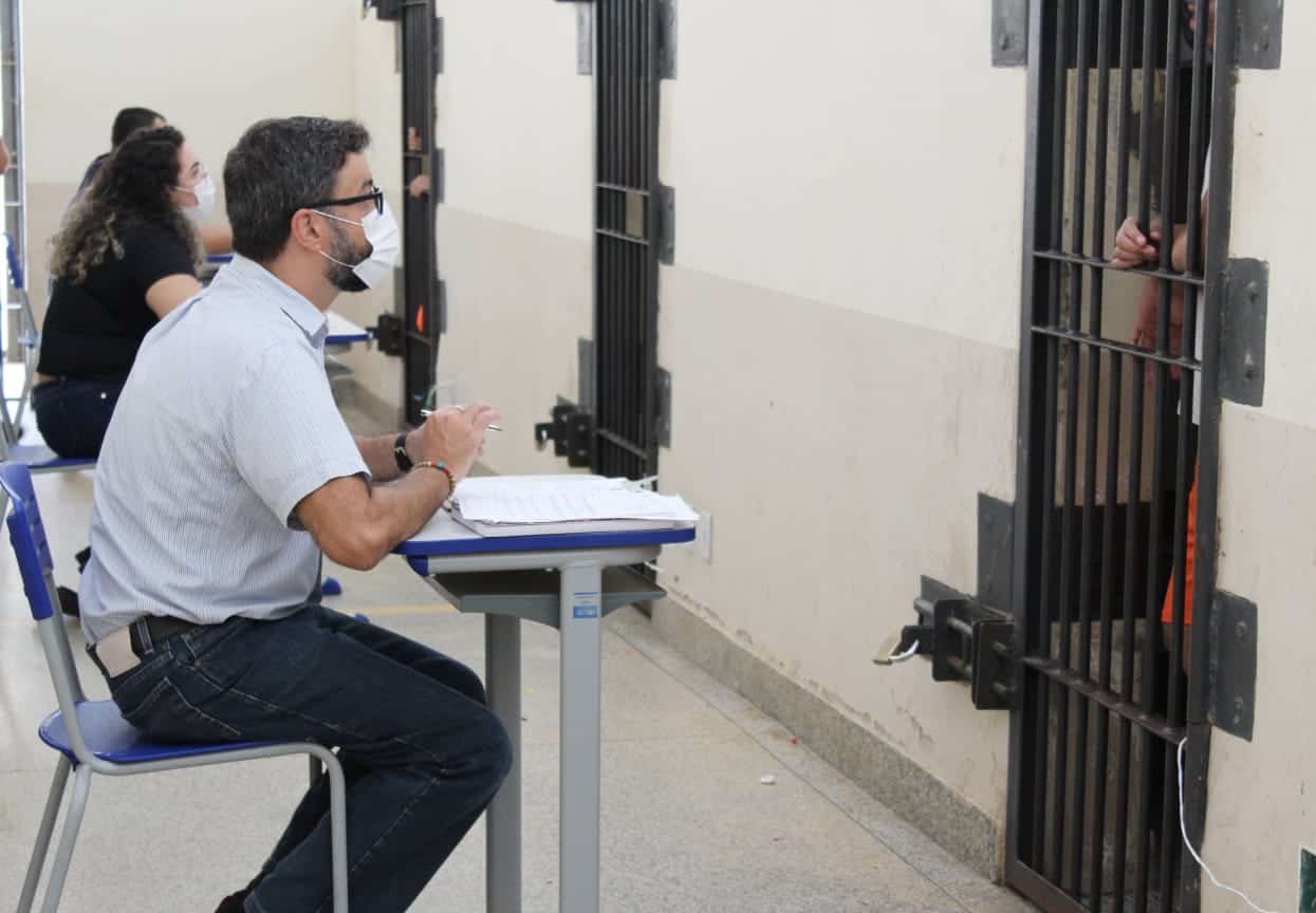 Defensor público que  atua na Execução Penal, Gustavo Medeiros em atendimento no presídio (Foto: Assessoria)