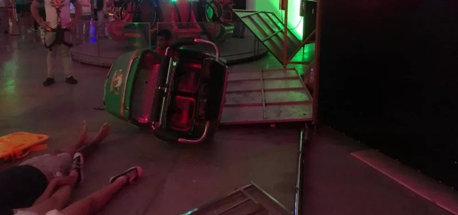 120752,pai-e-filha-sao-arremessados-para-fora-de-brinquedo-em-parque-de-lauro-de-freitas-veja-video-3