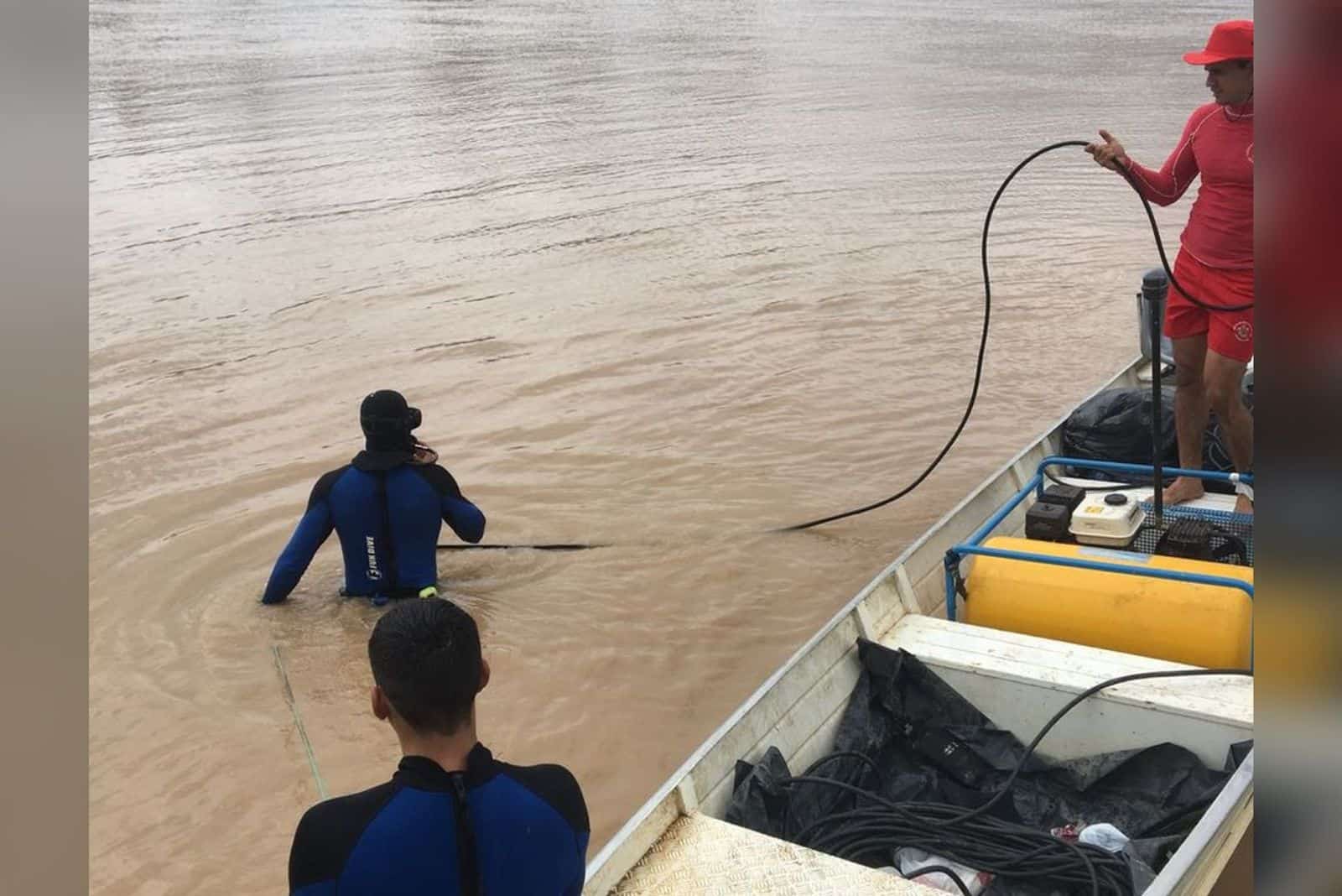 WhatsApp Image 2022-03-02 at 11.14.42 Bombeiros continuam com buscas por moradores que sumiram em rio após embarcação naufragar no AC — Foto: Divulgação/Corpo de Bombeiros