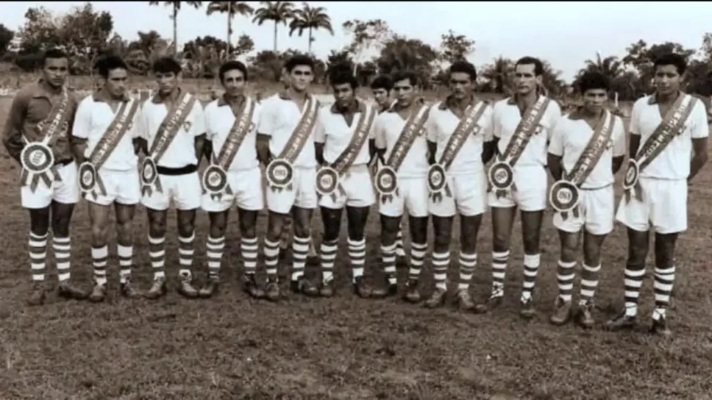 Atlético-AC – campeão estadual de 1968. Café, Pincel, Zé Alab, Vitor, Lelê, Bebé, Maurício Bacurau, Oliveira, Fernando Diógenes, Nanico e EuzébioNa Marca da Cal / Foto: Acervo JWA