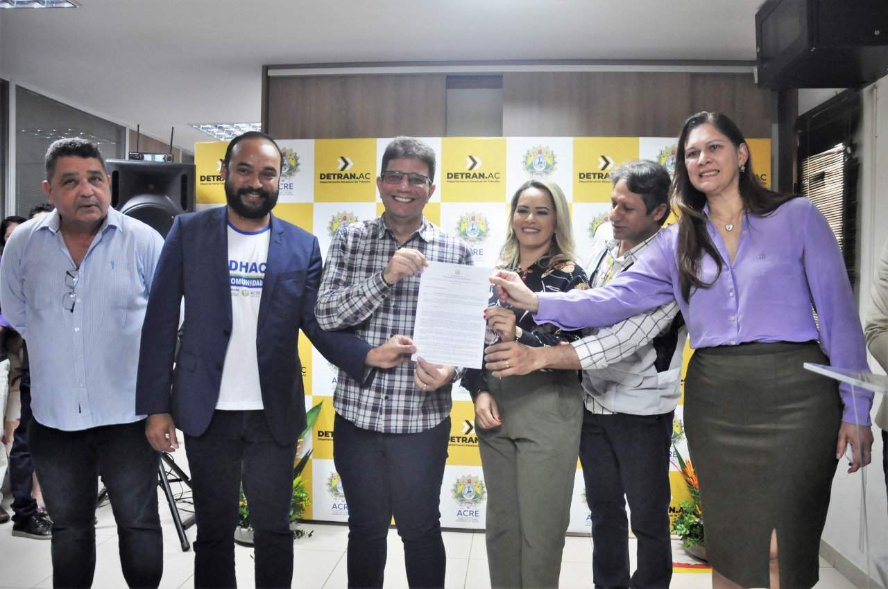 O governador Gladson Cameli assinou decreto autorizando o Detran-AC a repassar R$ 25 milhões à Sesacre. Montante será utilizado na realização de cirurgias na rede pública hospitalar. Foto: Odair Leal/Secom