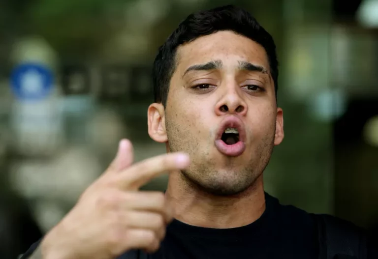 O vereador Gabriel Monteiro (PL-RJ) deixa a 42ª Delegacia de Polícia, no Recreio dos Bandeirantes, zona oeste do Rio de Janeiro, após prestar depoimento nesta quinta-feira, 7 de abril de 2022. — Foto: WILTON JUNIOR/ESTADÃO CONTEÚDO