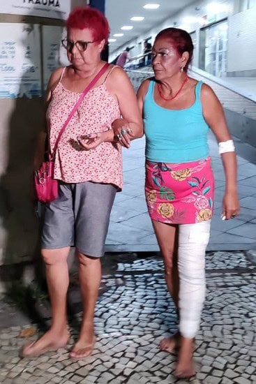 whatsapp-image-2022-04-24-at-01.36.00.jpeg Alba Regina Gomes (à direita, com a perna imobilizada) deixa o hospital com a amiga Arlinda Santos Foto: Julio Cesar Lyra