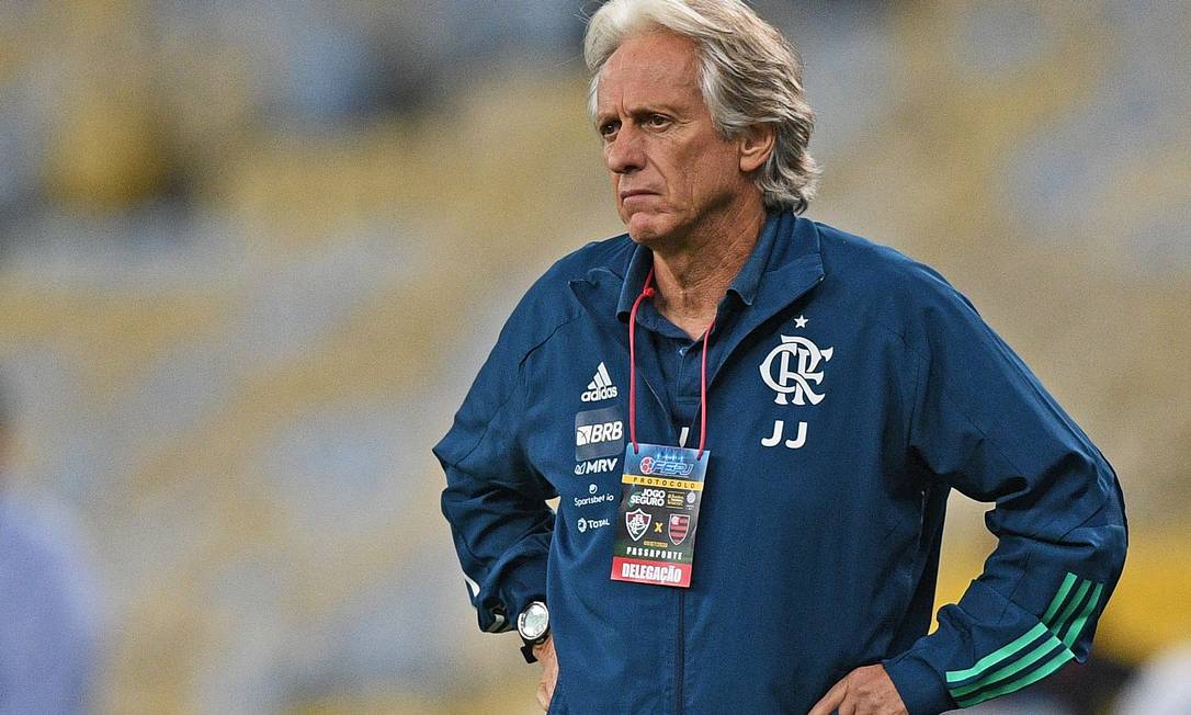 88754010_Flamengos-football-team-coach-Jorge-Jesus-reacts-after-Fluminense-defeated-them-on-pen