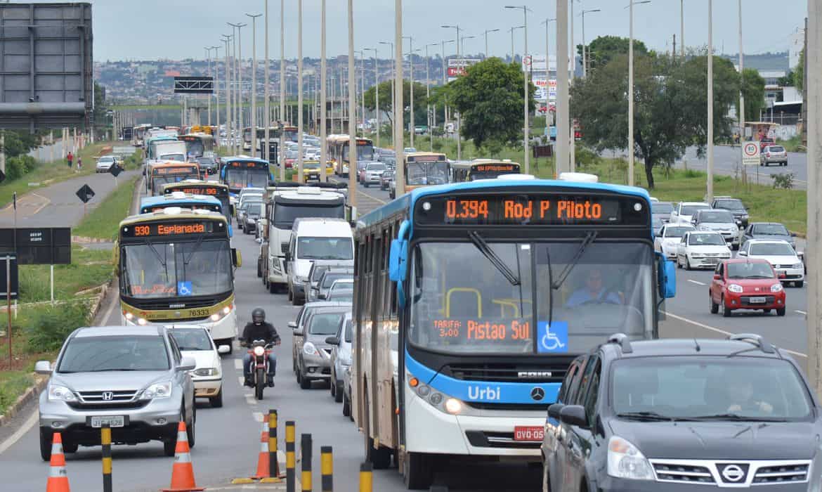 Moradores do Residencial Nova Jerusalém fazem protesto e fecham o Eixo Monumental. A manifestação causou um enorme congestionamento no trânsito da cidade (Antonio Cruz/Agência Brasil)