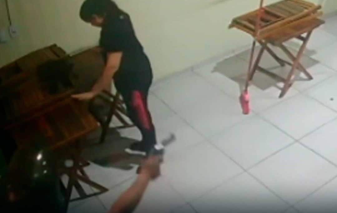 Crime-filmado-garconete-e-morta-a-tiros-dentro-de-bar-em-Fortaleza-e-tudo-e-flagrado-assista(1)_1_1 Crime-filmado-garconete-e-morta-a-tiros-dentro-de-bar-em-Fortaleza-e-tudo-e-flagrado-assista(1)_1_1