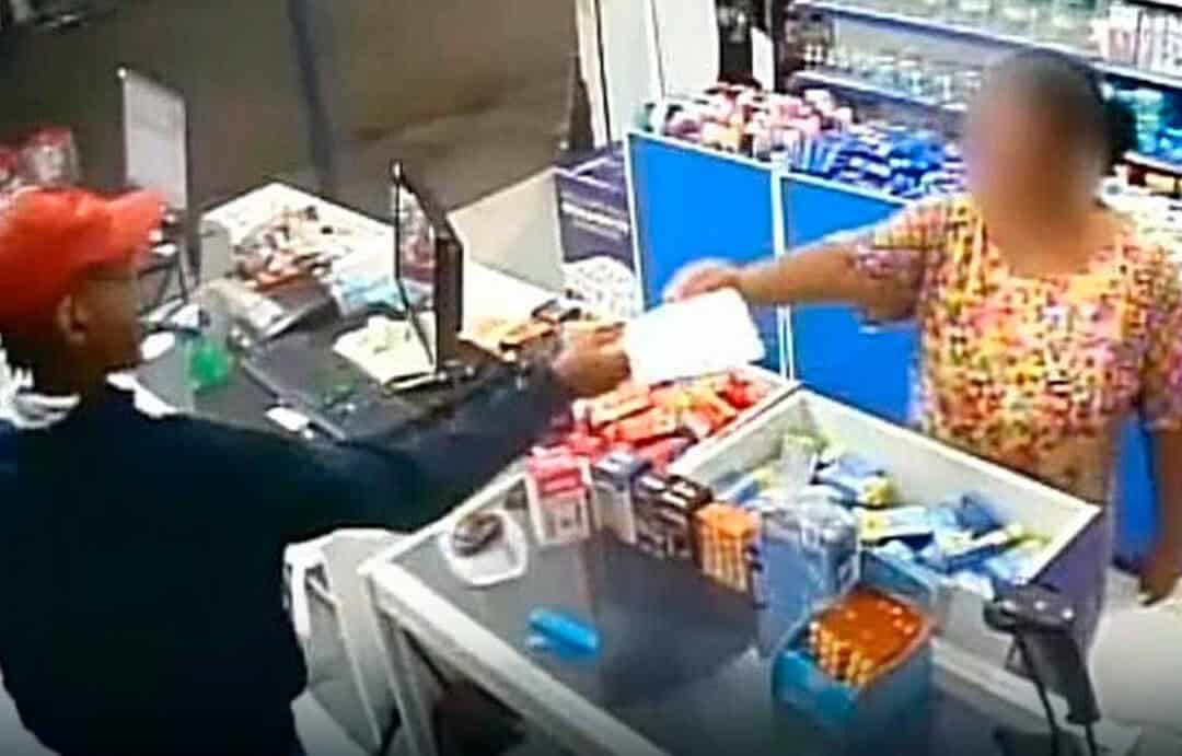 Idosa-confunde-assaltante-com-vendedor-e-entrega-receita-de-remedio-a-bandido-durante-assalto-assista_1 Idosa-confunde-assaltante-com-vendedor-e-entrega-receita-de-remedio-a-bandido-durante-assalto-assista_1