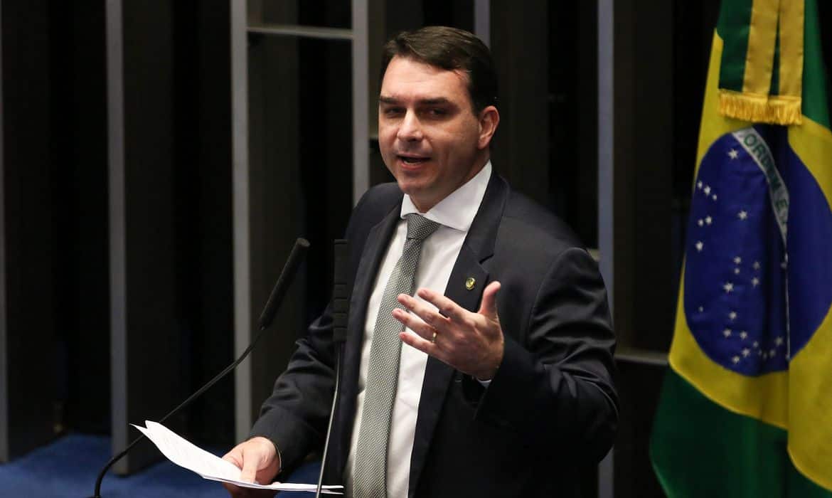 flavio_bolsonaro_agencia_brasil O senador Flávio Bolsonaro, durante sessão plenária, para apreciar e votar as medidas provisórias.