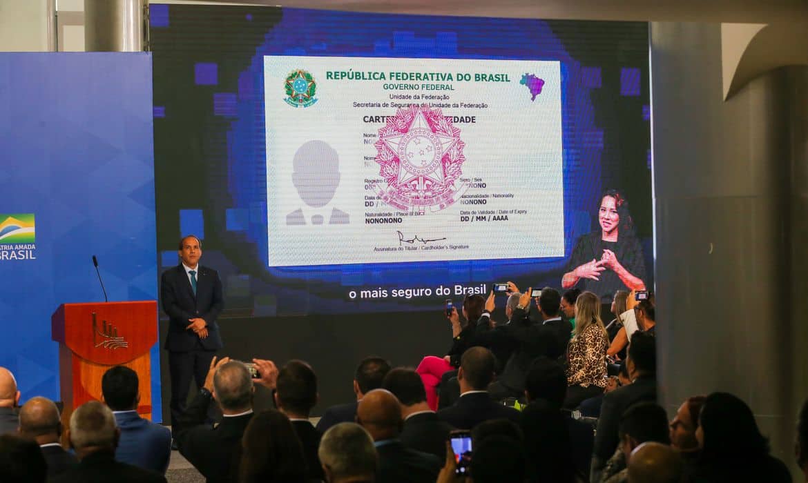 a81t9890 O presidente Jair Bolsonaro participa de cerimônia de emissão das novas carteiras de identidade nacional nos estados e do lançamento do novo passaporte do Brasil.