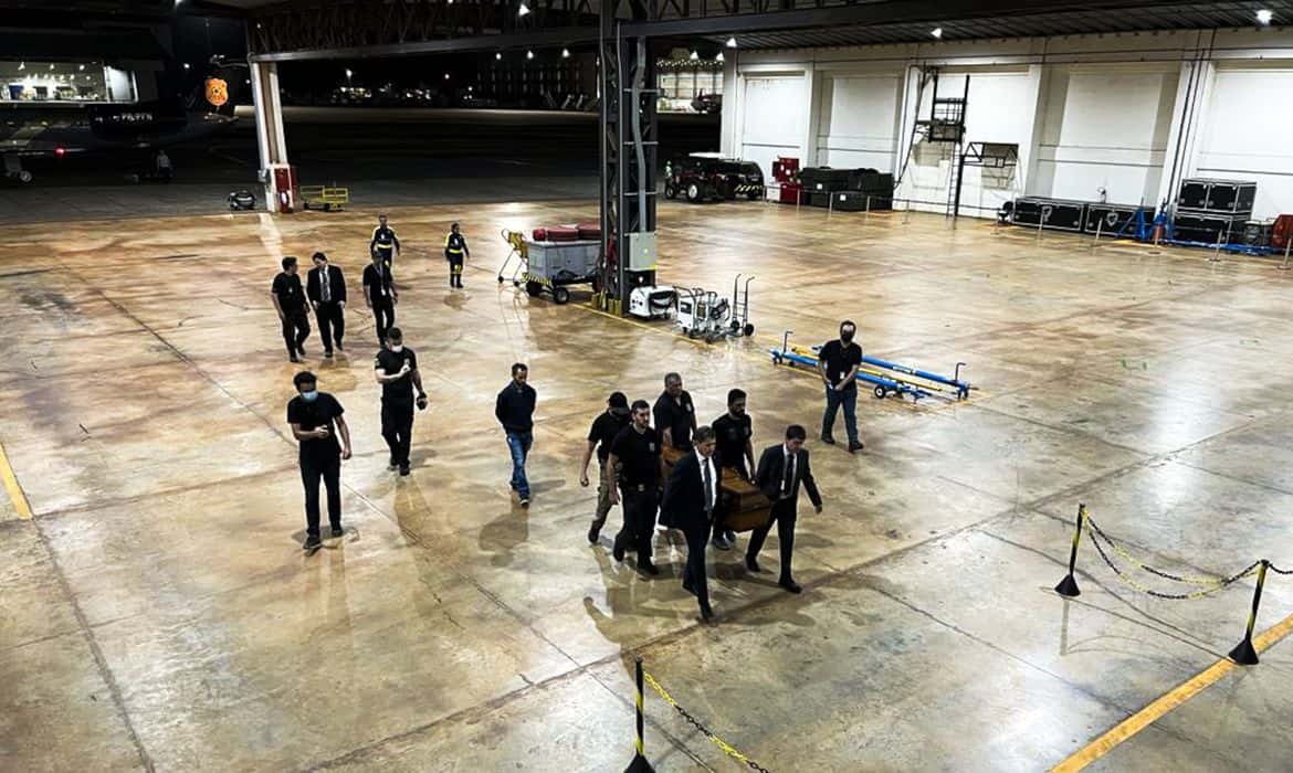 policia_federal_1606220325 Avião da Polícia Federal (PF) chega a Brasília com restos mortais de desaparecidosno Aeroporto de Brasília