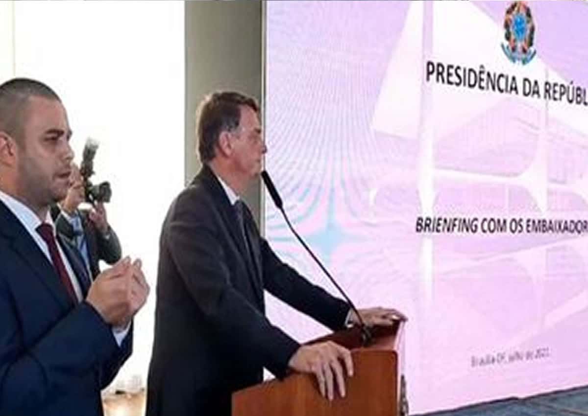 O presidente Jair Bolsonaro (PL) reuniu embaixadores estrangeiros para disseminar dúvidas e informações inconsistentes sobre as urnas eletrônicas. Foto: TV Brasil