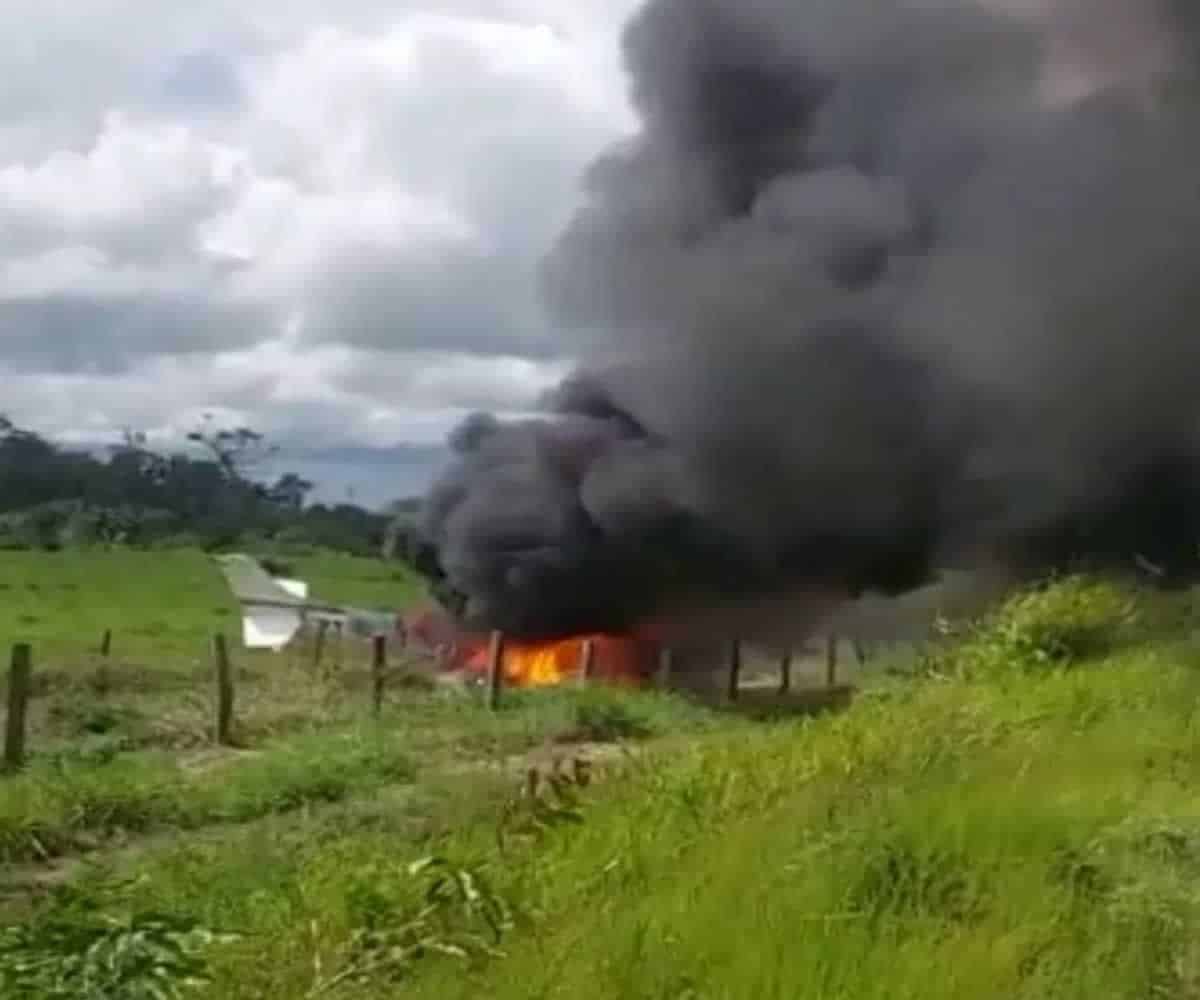 02 Avião consumido pelas chamas. — Foto: reprodução