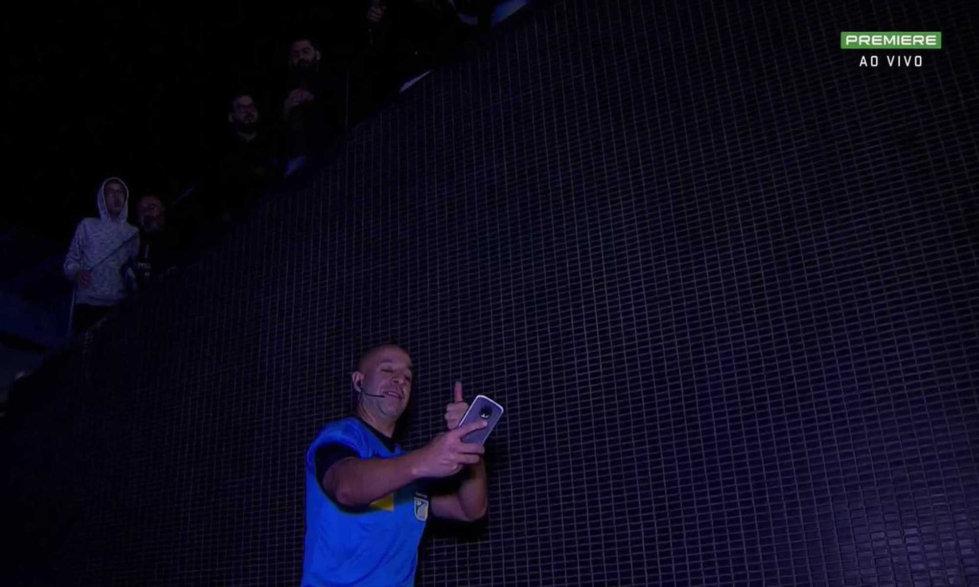 Árbitro de Corinthians x Botafogo tira selfie com torcedores e divide opiniões na web. Foto: reprodução