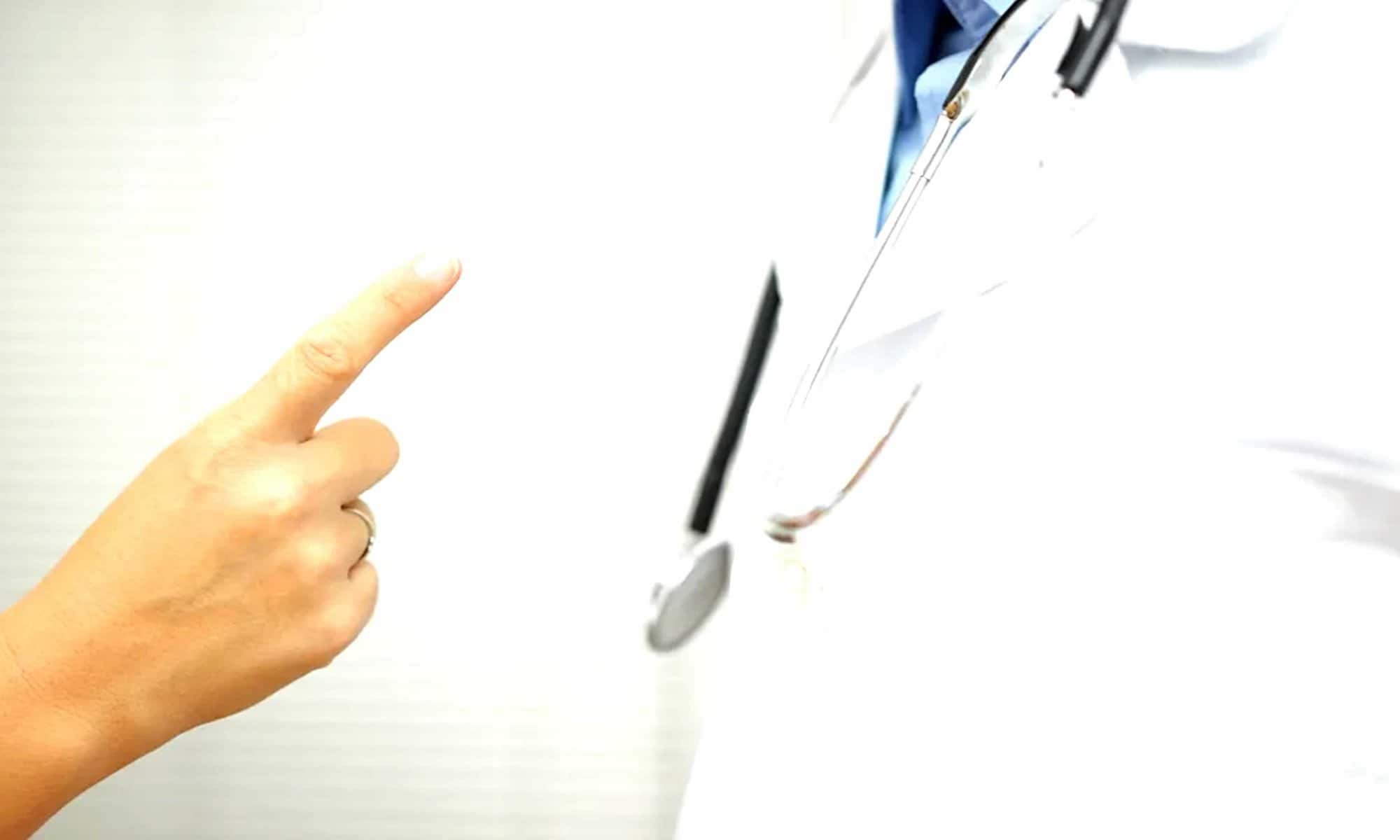 Paciente com raiva do médico por causa de erro médico. (Foto: Getty Creative)