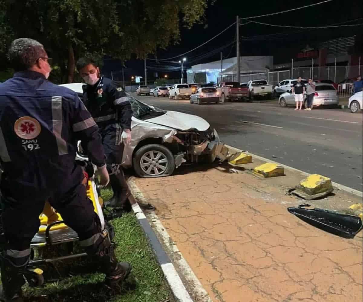 Agentes do Samu em atendimento médico na avenida Ville Roy. — Foto: Reprodução/Instagram/noticias24hrr