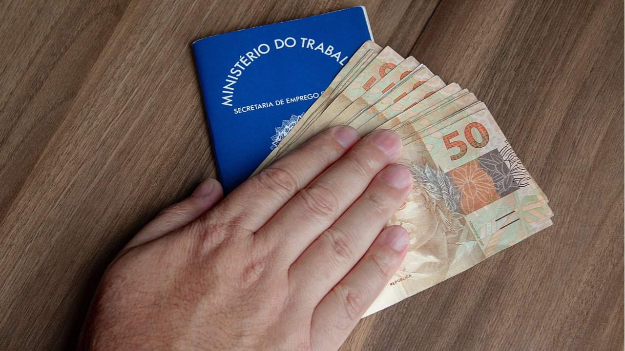 1061111-fgts-vai-distribuir-dinheiro-e-milhoes-de-brasileiros-terao-direito Foto Reprodução