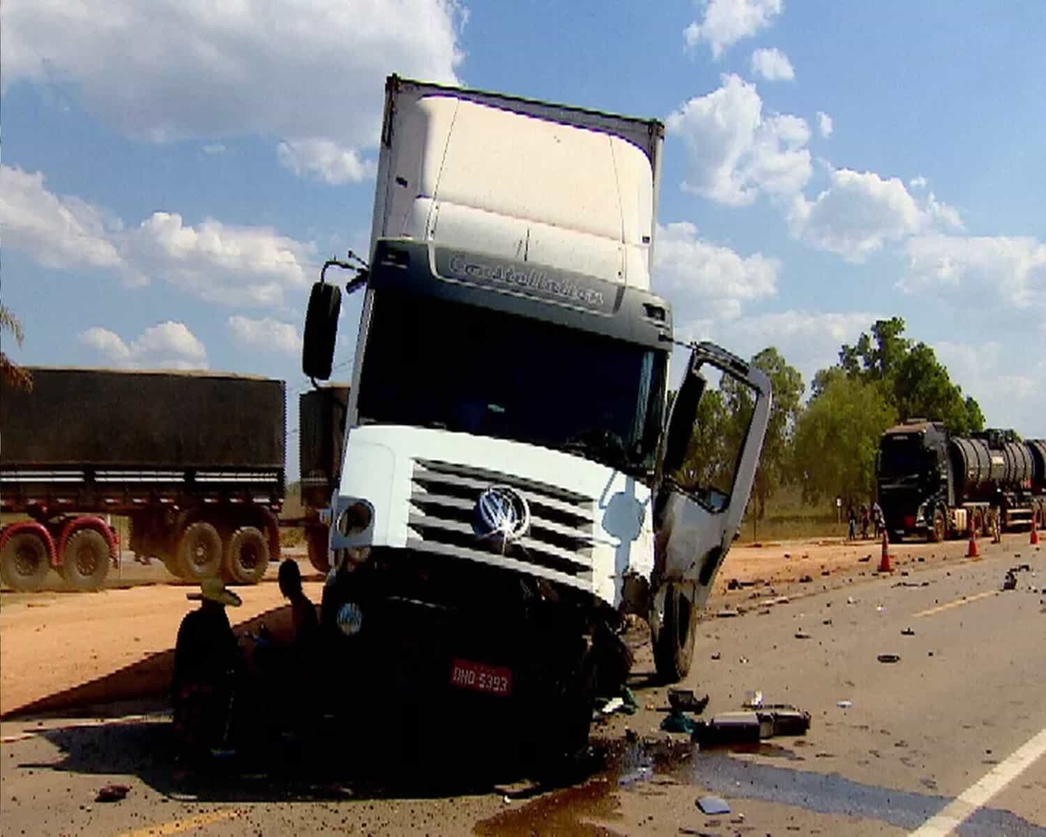 12 Motorista do caminhão foi socorrido em estado grave — Foto: Edson Gabriel/Rede Amazônica