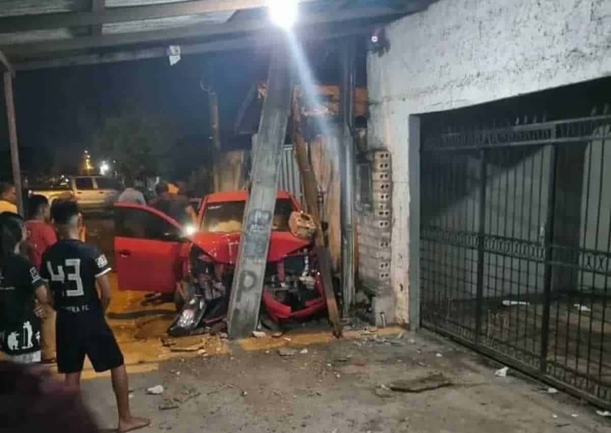 13 O motorista bateu em dois portes — Foto: Reprodução/Redes Sociais