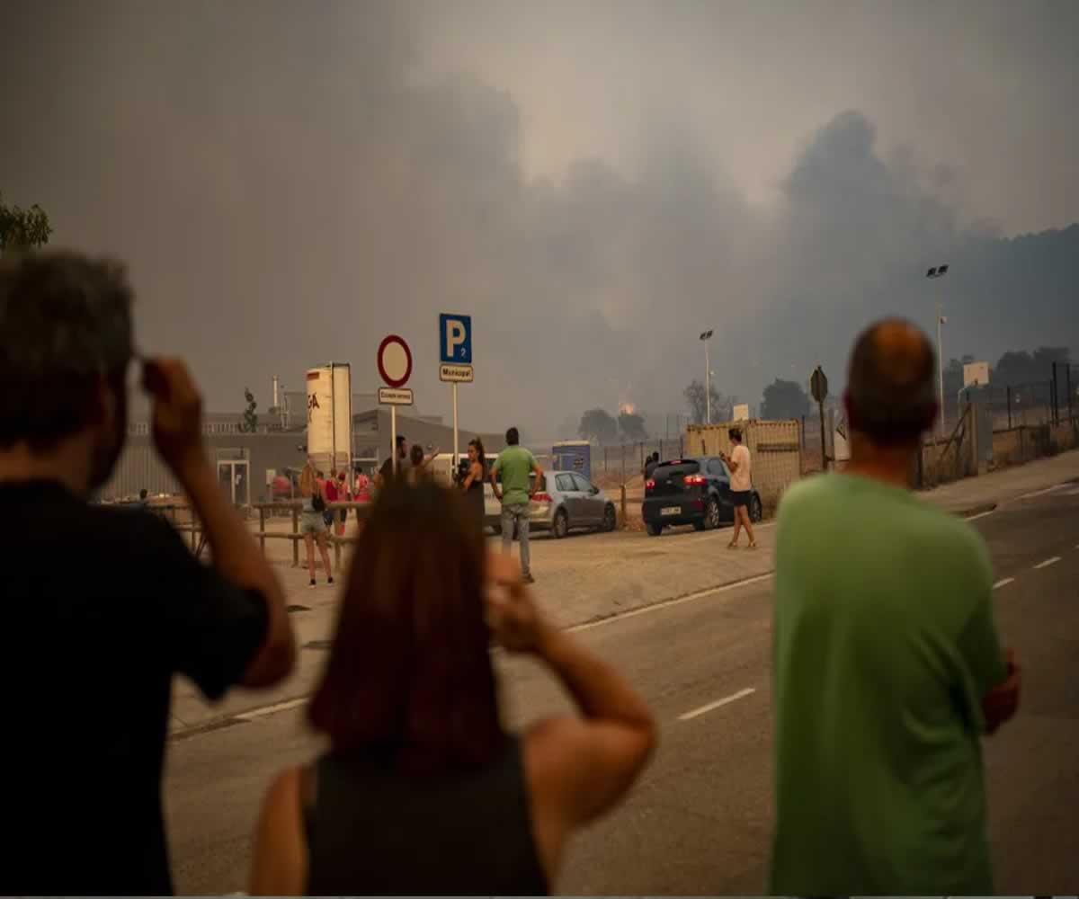 14 Pessoas observam o incêndio por conta do calor extremo em Barcelona, Espanha, em 17 de julho de 2022 (Foto: Lorena Sopena/Europa Press via Getty Images)