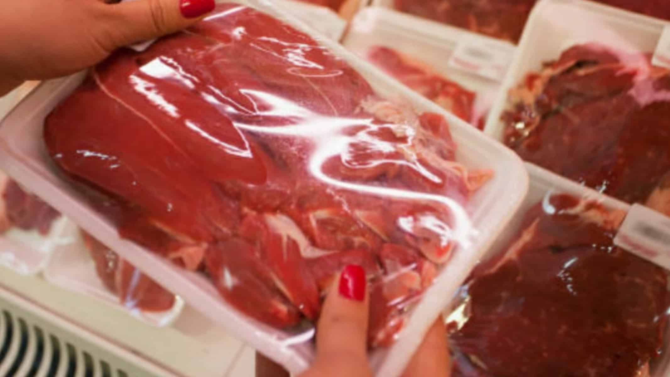 Picsart_22-07-14_17-41-44-214 Homem foi pego roubando carne em mercado usando sua cueca (Getty)