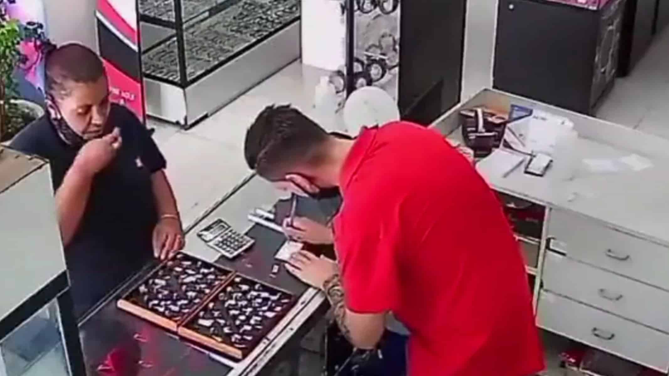 Picsart_22-07-22_16-47-18-592 Veja o momento exato em que a mulher coloca o anel na boca — Foto: Reprodução