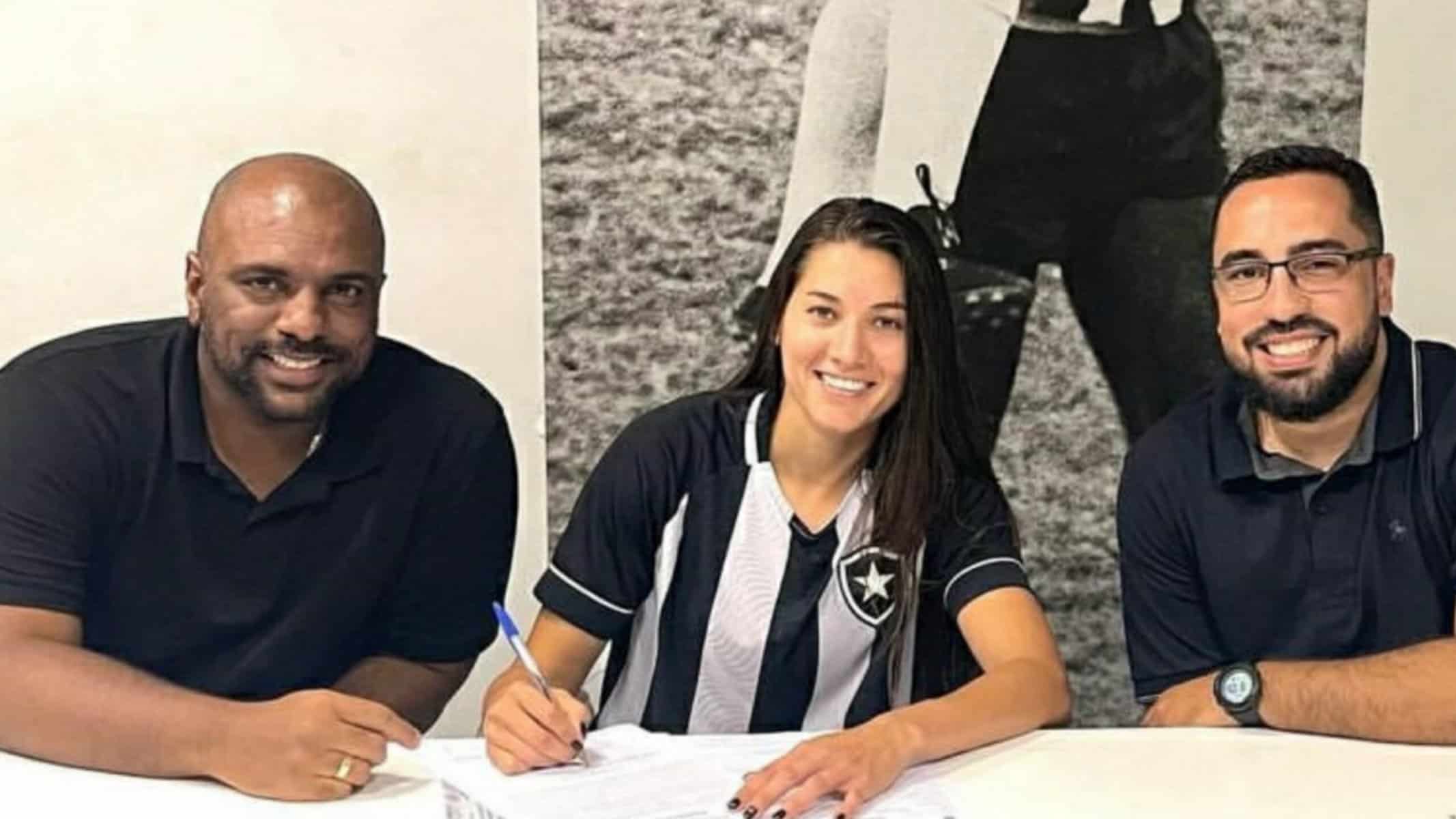 Picsart_22-07-23_16-59-07-467 Valéria Paula com os seus empresários na assinatura do contrato