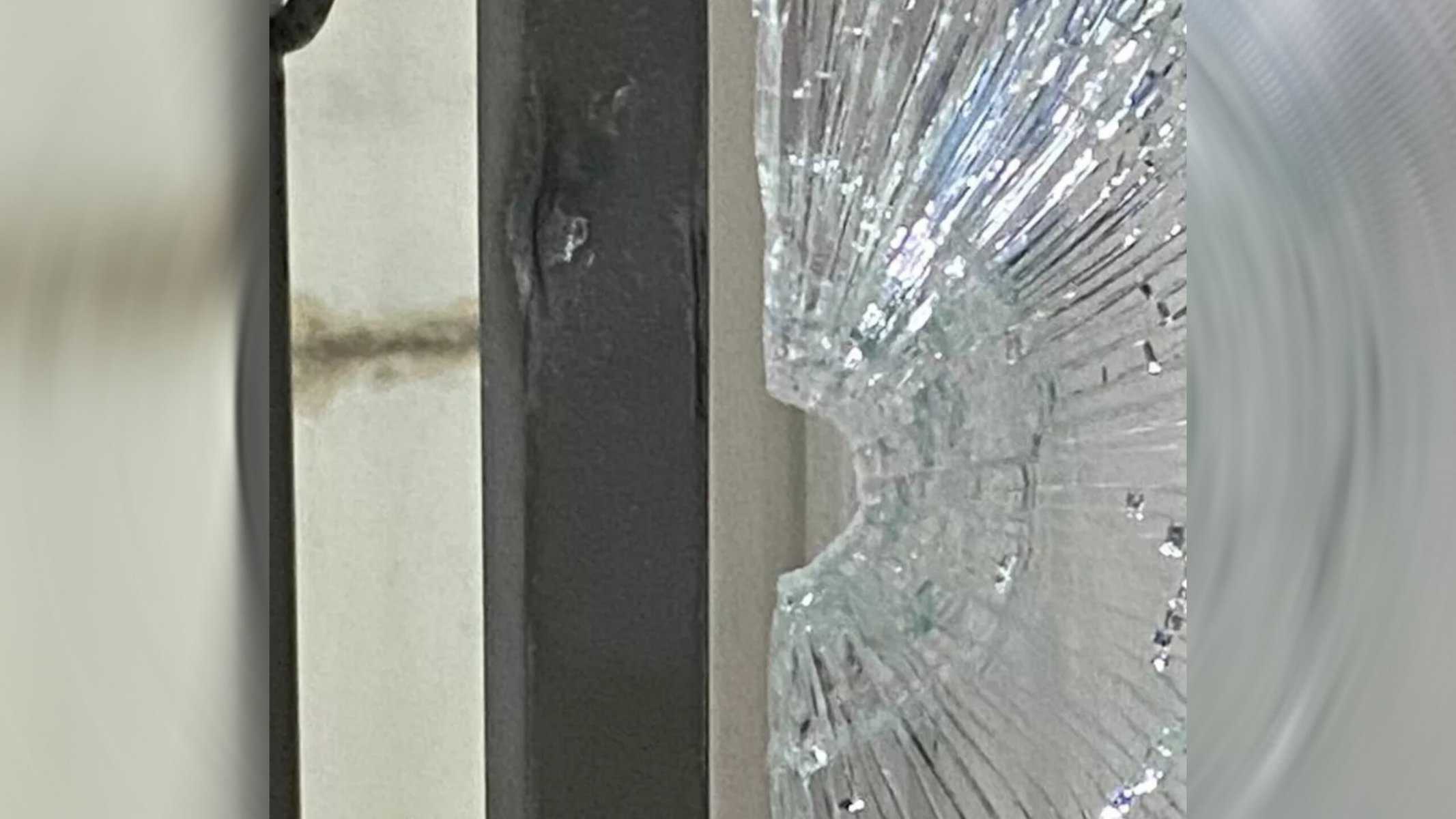 Picsart_22-07-26_19-47-13-127 Bala atingiu grade da porta de entrada do hospital de Xapuri, na madrugada desta terça-feira (26) — Foto: Arquivo pessoal