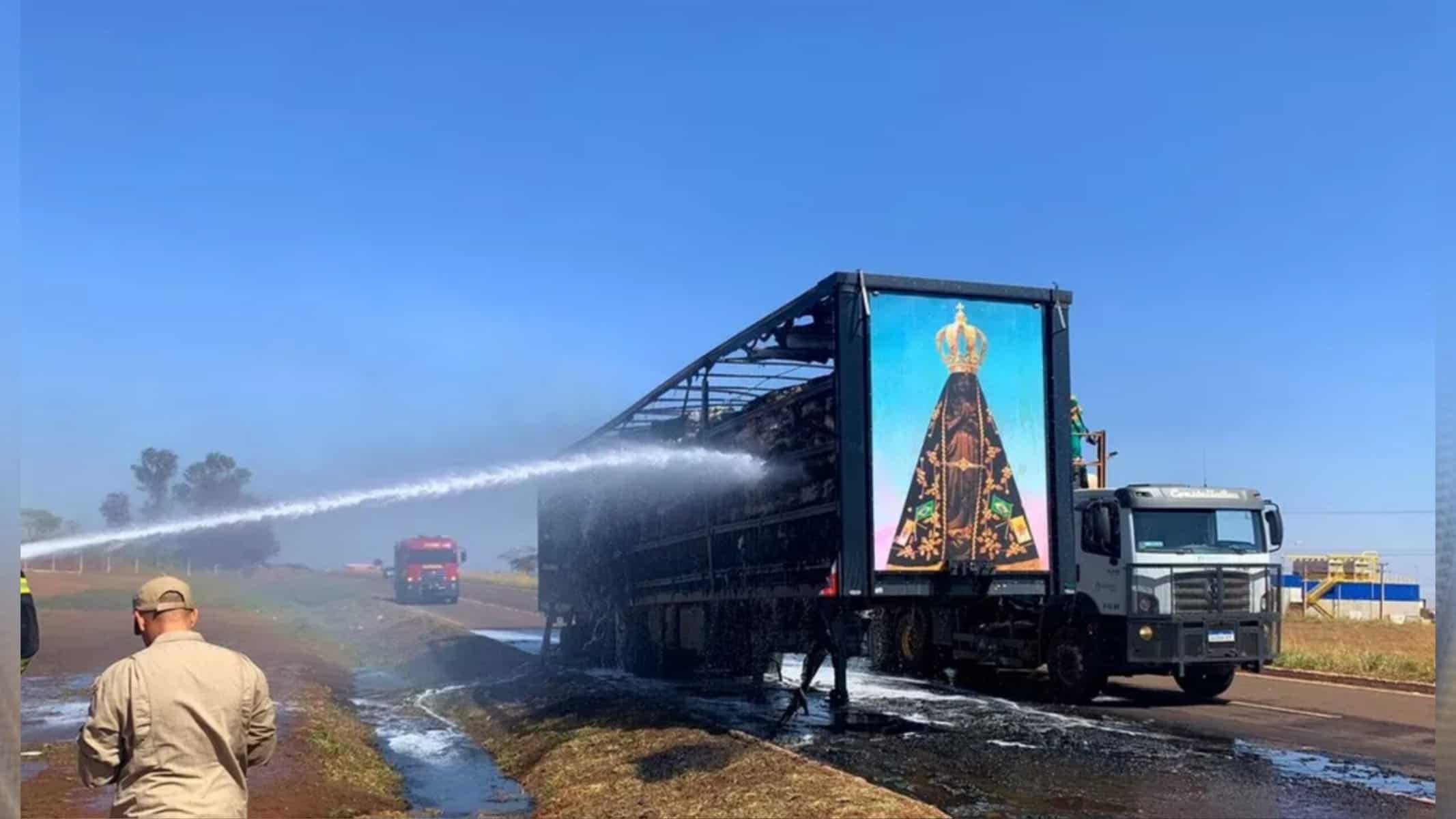 Painel acoplado ao semirreboque permaneceu intacto. — Foto: Reprodução/CorpoDeBombeiros